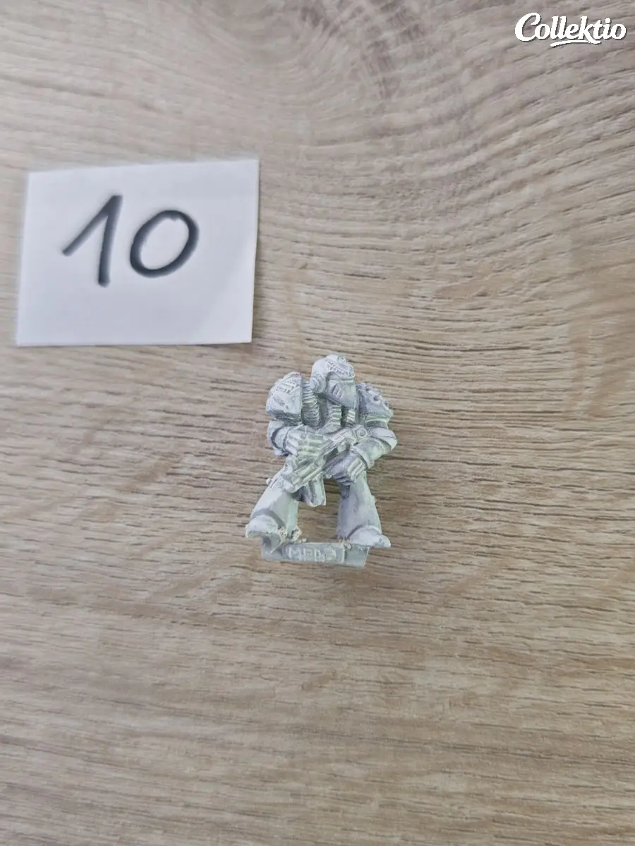 Warhammer 40k RT01 Space Marine with Terminator Honours 1987 Metal